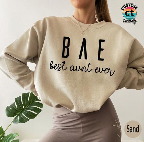 You Are Going To Be An Aunt Announcement, Auntie Sweatshirt With Names, Boy Aunt Shirts, Tshirt Design Ideas Cricut, Auntie T Shirts, Great Aunt Shirts, Auntie Sweatshirt Ideas, Aunt To Be Announcement, Aunt Sweatshirt Ideas