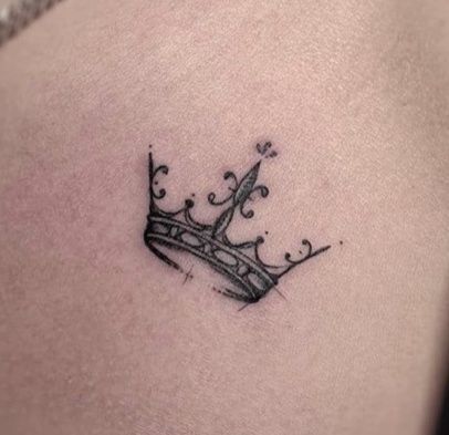 Red Crown Tattoo, Crown Tattoos For Women Behind Ear, Crown Tattoo Ideas For Women, Tiara Tramp Stamp, Crown Small Tattoo, Queens Crown Tattoo, Delicate Crown Tattoo, Cute Crown Tattoos, Flower Crown Tattoo