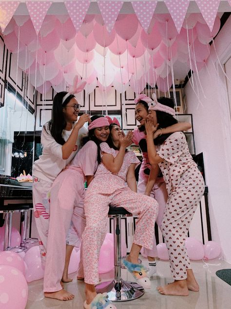 Pajama Night Aesthetic, 18th Birthday Pajama Party Ideas, Pink Pajama Birthday Party, Hotel Pajama Party, 2000s Pajama Party, Pyjama Party Ideas Adults Outfit, Pajama Party Photoshoot Ideas, Barbie Themed Slumber Party, Pajama Party Outfit Aesthetic