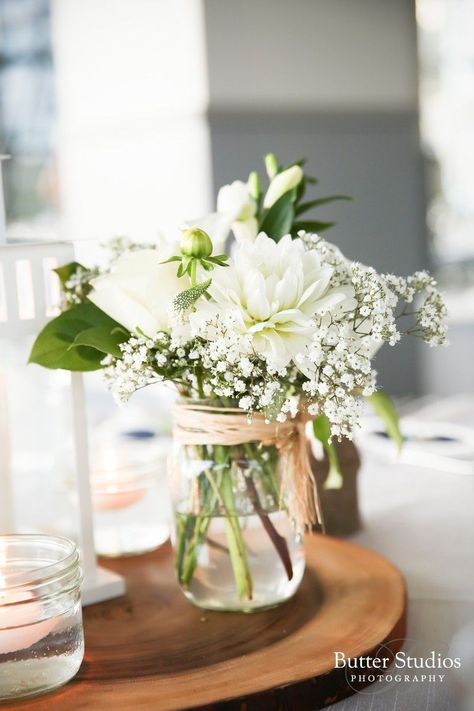 Simple table decor. Affordable and simple flower arrangement. #wedding #doljanchi #tabledecor #simpleflowers Ranunculus Wedding Centerpieces, Wedding Reception White, Jam Jar Flowers, White Flower Centerpieces, Mason Jar Flower Arrangements, Wedding Table Toppers, Wedding Center Pieces, Flower Centerpieces Diy, Wedding Hairstyles Medium