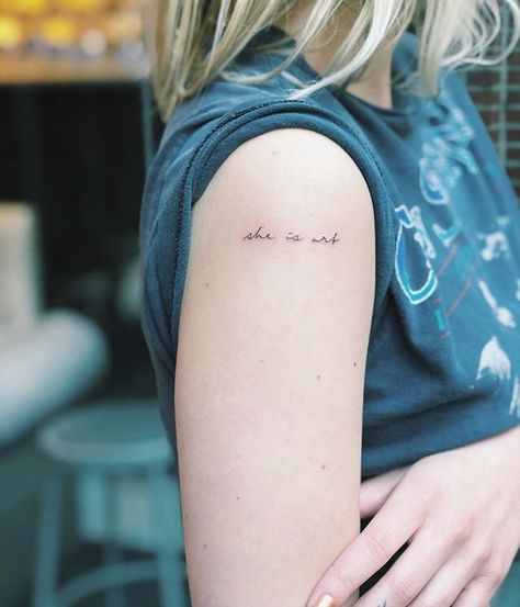 "she is arte" significa "ela é arte" (cintura esquerda) 27 Tattoo, Cursive Tattoos, Small Tattoo Ideas, Tattoos Geometric, Tattoo Font, Line Art Tattoos, Tattoo Feminina, Fine Line Tattoos, Small Tattoo