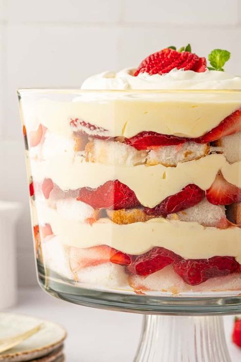 Indulge in the deliciously layered combination of cubed angel food cake, sweet strawberries, and a creamy vanilla pudding filling, making it a delightful and crowd-pleasing treat. Spiked Strawberries, Trifle With Angel Food Cake, Strawberry Cake Aesthetic, Shortcake Trifle, Strawberry Cake Decorations, Strawberry Shortcake Trifle, Angel Food Cake Desserts, Shortcake Biscuits, Strawberry Trifle