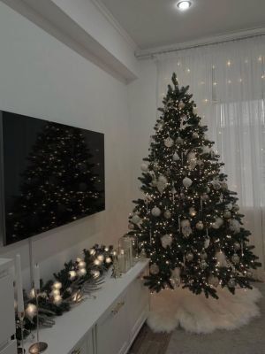 51 Best Christmas Tree Ideas - Ak Pal Kitchen Christmas Garland Placement Ideas, Christmas Tree Astethic, Christmas Decorations Ideas For Home, Christmas Decor For Apartments, Xmas Tree Ideas, Christmas Room Decor Ideas, Christmas Decor Living Room, Christmas Tree At Home, Decor Natal