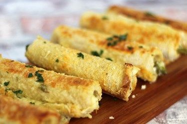 Baked asparagus and cheese rolls Asparagus And Cheese, Asparagus Cheese, Asparagus Rolls, Cheese Roll Recipe, Cream Cheese Bread, Cheese Rolls, Cheese Roll, Asparagus Recipes, Baked Asparagus