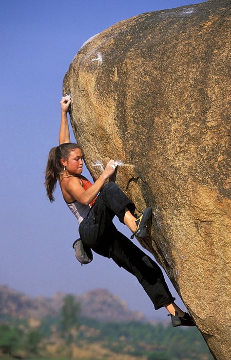 Bouldering Photography, Escalade Aesthetic, Climbing Aesthetic, Lighting And Shadow, Rock Climbing Photography, Rock Climbing Women, Woman Climbing, Extreme Climbing, Women Climbing