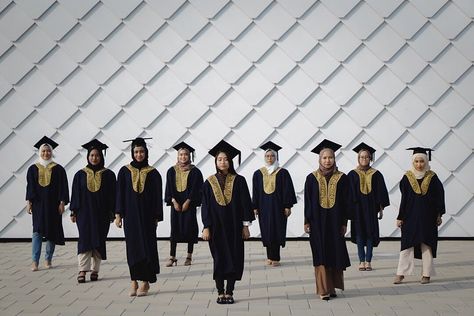 Pre-Convo | April 2018 | Melaka . Package starts at MYR250. Click the link on our bio for more 😊 . #preconvo #preconvophotoshoot… Preconvo Idea, Group Convocation Photography, Group Photos Outdoor, Pre Convo Photoshoot Idea Group, Pre Graduation Photoshoot Ideas, Group Graduation Photoshoot, Preconvo Photoshoot, Pre Convo Photoshoot Idea, Group Photos Ideas