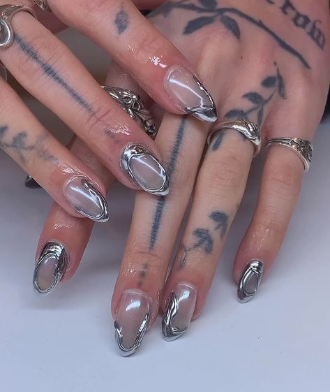 30 Cool Chrome Nails to Inspire You Lowkey Nails, Sci Fi Nails, Chrome Line Nails, Molten Metal Nails, Techno Nails, Cyberpunk Nails, Futuristic Nails, Chrome Nails Silver, Nail Art Chrome