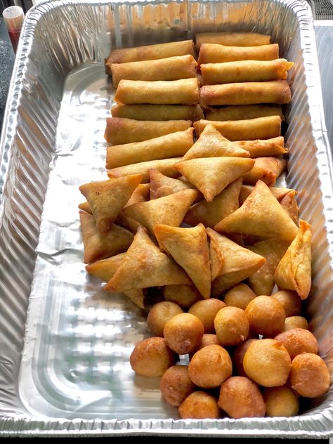 Birthday Food Tray Ideas, Small Chops Pictures, Small Chops Package In Nigeria, Food Tray Ideas, Small Chops, Sick Food, African Recipes Nigerian Food, Healthy Eating Meal Plan, Samosa Recipe