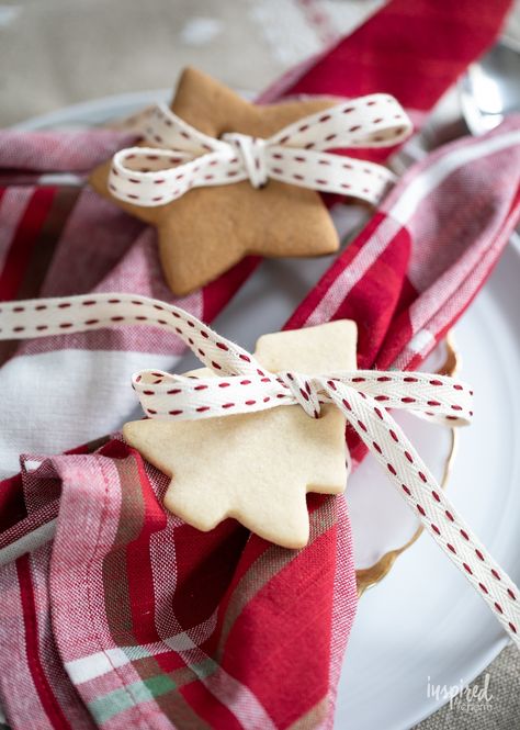 Elevate your holiday dining experience with homemade gingerbread cookie napkin rings that bring both charm and elegance to any meal. With just a simple ribbon and a sprinkle of creativity, these napkin rings become a delightful detail that complements your Christmas and holiday tablescapes. Diy Gingerbread Cookies, Napkin Rings For Christmas, Diy Christmas Napkins, Diy Gingerbread, Homemade Gingerbread, Afternoon Tea Recipes, Gingerbread Diy, Christmas Napkin Rings, Holiday Tablescapes