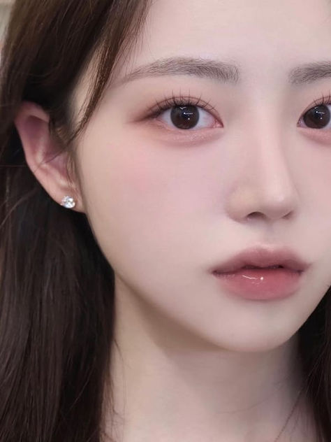 Korean soft makeup look: natural, muted pink Uzzlang Makeup, Soft Makeup Looks, Doll Eye Makeup, Korean Eye Makeup, Ulzzang Makeup, Face Makeup Tutorial, Ethereal Makeup, Cute Makeup Looks, Elegant Makeup