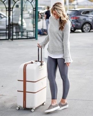 How to Wear Grey Leggings (36 looks & outfits) | Women's Fashion | Lookastic.com Light Grey Leggings Outfit, Leggings Travel Outfit, Grey Yoga Pants Outfit, Casual Leggings Outfit, Maurices Outfits, Grey Leggings Outfit, Outfits Leggins, Outfits Leggings, Light Grey Leggings