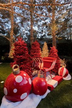 Extravagant Christmas Party, Christmas Decor Luxury, Christmas Company Party Ideas, Christmas Market Decor, Elegant Christmas Party Decor, Hollywood Christmas Party, Christmas Party Entrance, Mall Christmas Decor, Company Christmas Party Decorations