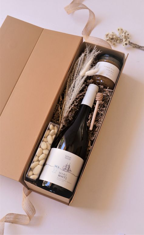 Wine Gift Packaging Ideas, Wine Glass Gift Box Ideas, Wine Packaging Design Box Ideas, Wine Present Ideas, Wine Gift Box Ideas, Wine Gifts Diy, Packaging Box Design, Corporate Gift Ideas, Wine Gift Box