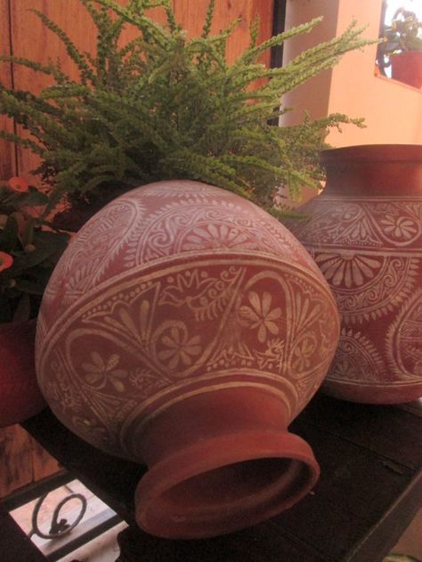 hand painted clay pots used to be quite common in Bengal.. Matka Painting Designs, Earthen Pot Painting Ideas, Earthen Pot Painting, Matka Painting, At Home Pottery, Handpainted Vase, Kalash Decoration, Water Car, Home Pottery