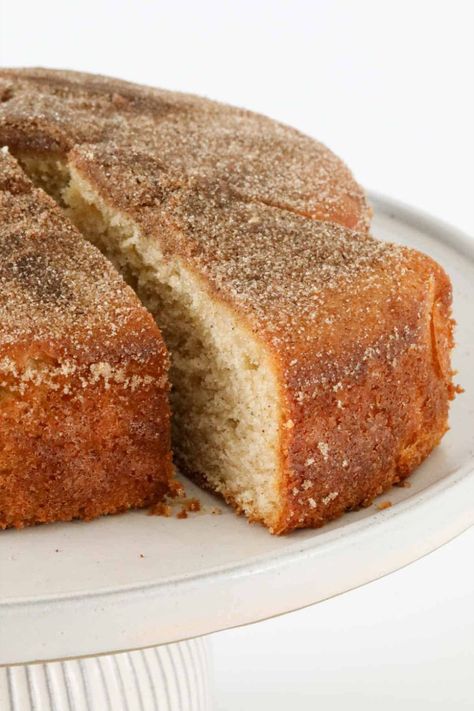 A round tea cake sprinkled with cinnamon sugar. Cinnamon Tea Cake Recipe, Baking With Tea, Old Dessert Recipes, Tea Cakes Old Fashioned, Cinnamon Sugar Cake, Cinnamon Cakes, One Bowl Cake, Cake For Two Recipe, Cinnamon Cake Recipes