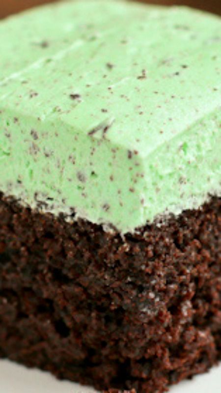 Chocolate Cake with Fluffy Mint Chocolate Chip Buttercream ~ The best chocolate cake recipe ever, piled high with irresistibly fluffy mint flavored frosting... It’s crazy awesome! Cupcakes Oreo, Mint Desserts, Mint Chocolate Cake, Cookies Cupcake, Coconut Dessert, Amazing Chocolate Cake Recipe, Mint Chocolate Chip, Gateaux Cake, Best Chocolate Cake