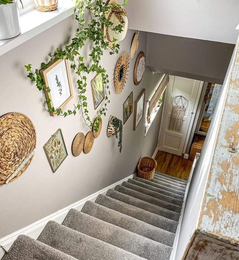 Staircase Astethic, Small Foyer Ideas Entryway With Stairs, Boho Landing Decor, Boho Stairway Wall Decor, Boho Stairwell Decor, Apartment Staircase Decor, Wall Along Stairs Decor, Staircase Platform Decor, Boho Stairs Decor