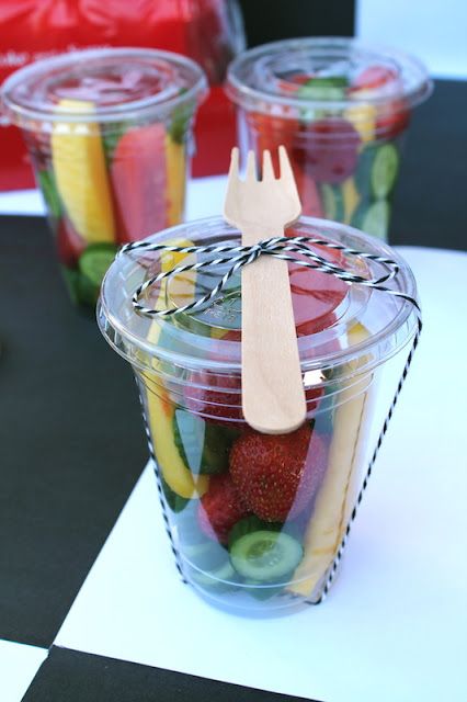 Fruit Containers For Party, Selling Fruit Ideas, Fruit Dessert Ideas For Party, Small Fruit Cups For Party, Fruit Cup Aesthetic, Fruit Packing Ideas, Juice Shop Ideas, Fruit Cup Ideas, Fruit Cups Ideas