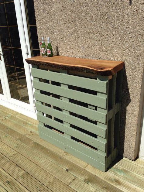 Wooden pallet ideas Pallet Bar Ideas, Palet Bar, Bar Pallet, Apartment Privacy, Pallet Bar Diy, Craft Table Diy, Pallet Bar, Bar Cart Decor, Easy Wood