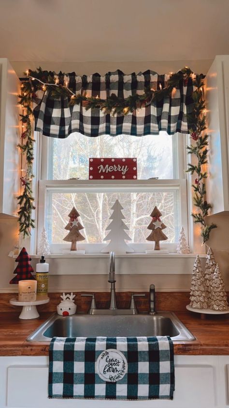 Kitchen Christmas Window Decorations, Christmas Decor Ideas In Kitchen, Black And White Christmas Kitchen Decor, Mobile Home Christmas Decor Outside, Christmas Baking Decor, Dining Room Christmas Decorations, Top Of Fridge Christmas Decor, Kitchen Window Christmas Decor Over Sink, Dinning Room Christmas Decorations