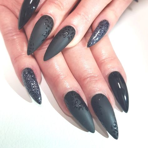 matt nails with design Black Pointed Nails, Water Droplet Nails, Droplet Nails, Matt Nails, Matte Background, Matte Pink Nails, Nails With Design, Halloween Nails Diy, Background Water