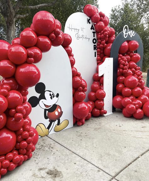 Disney Themed Balloons, Mickey Mouse Theme Balloon Decoration, Mickey Mouse Birthday Party Backdrop, Mickey Mouse Balloon Backdrop, Mickey And Minnie Backdrop, Mickey Mouse Birthday Pastel Colors, Mickey Mouse Birthday Aesthetic, Disney Party Backdrop, Mickey Balloon Garland