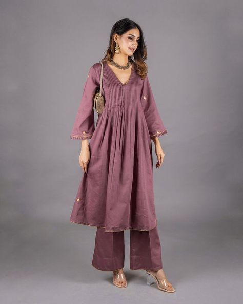 Kurta Designs Women With Dupatta, Ethnic Outfit For Women, Onion Colour Suit, Trendy Suit Designs For Women, Onion Colour Dress, Suit Bottom Designs, Kurta Palazzo Designs, Ethnic Day Outfits, Onion Colour Saree