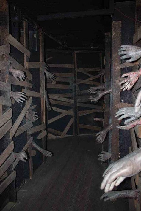 25+ Scary Haunted House Ideas For This Halloween 2019 Haunted Trail Ideas, Haunted House Ideas, Halloween Maze, Halloween Haunted House Decorations, Haunted House Diy, Diy Haunted House Props, Scary Haunted House, Halloween Decor Diy, Haunted House Decorations