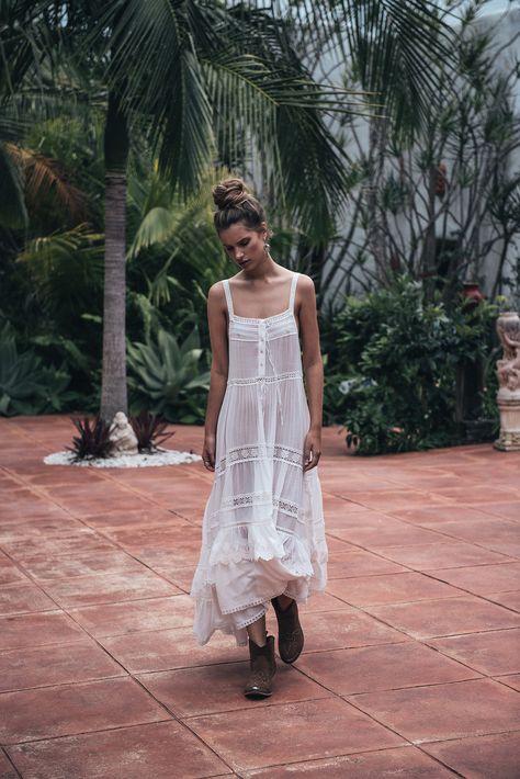 White Dress With Boots, Looks Hippie, Crochet Dress Boho, White Crochet Dress, Cute White Dress, Lace Summer Dresses, White Boho Dress, Dresses Aesthetic, Country Dresses