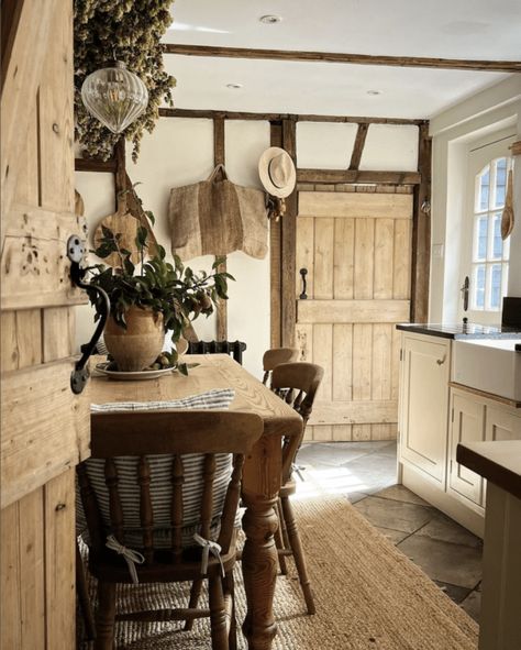 english cottage from myoldpub - farmhouse rustic kitchen - Scene Therapy English Cottage Interiors, Farmhouse Rustic Kitchen, Country Cottage Farmhouse, English Cottage Decor, Cottage Inspiration, Cottage Interior, English Cottage Style, Cottage Kitchens, Dream Cottage