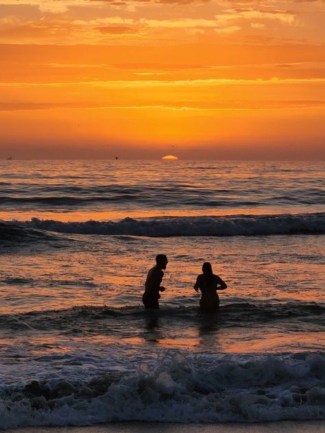 Beach Sunset Aesthetic, Beach Romance, Beach Date, Summer Couples, Sunset Aesthetic, Sunset Lover, Ocean Sunset, Amazing Sunsets, Sunrise Beach