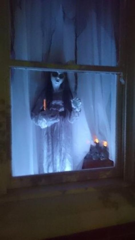 Halloween Window Decorations Ideas to Spook up Your Neighbors Diy Halloween Window Decorations, Diy Halloween Window, Pelottava Halloween, Window Decorating, Scary Halloween Decorations Diy, Dekorasi Halloween, Uhyggelig Halloween, Halloween Window Decorations, Halloween Decor Diy