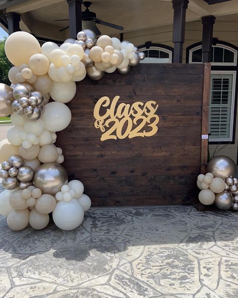 2024 Graduation Decorations, Graduation Party At Home Decor, White And Gold Grad Party Decorations, Balloon Backdrop Ideas Graduation, Graduation Party Ideas Color Schemes, Graduation Party Ideas Decorations Decor, Graduation Party Color Ideas, Graduation Venue Decorations, Simple Graduation Decoration Ideas