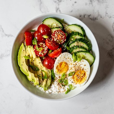 Egg, avocado & cottage cheese breakfast bowl Cottage Cheese Power Bowl, Savoury Cottage Cheese Bowl, Breakfast Bowl Healthy, Avocado Cottage Cheese, Cottage Cheese Recipes Breakfast, Cottage Cheese Bowl, Cottage Cheese Breakfast Bowl, Cheese Bowl, Cottage Cheese Salad