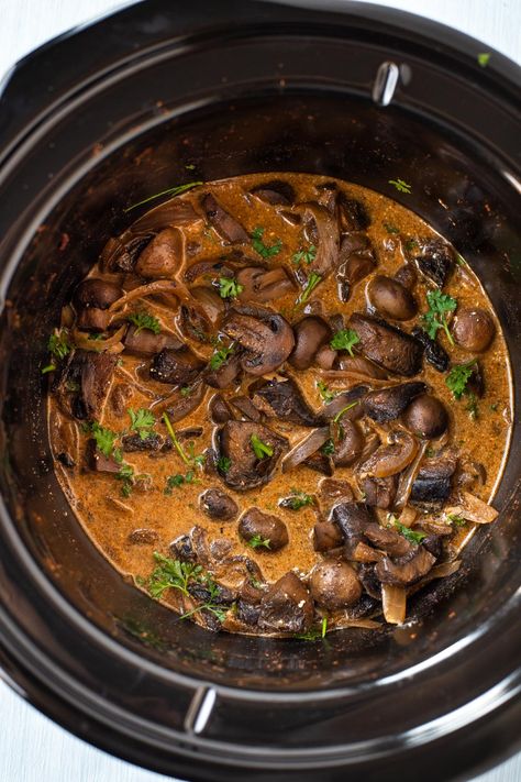 Crock Pot Mushroom Recipes, Slow Cooker Stroganoff, Vegetarian Stews, Stroganoff Slow Cooker, Vegetarian Stroganoff, Mushroom Slow Cooker, Stroganoff Sauce, Mushroom Stroganoff Recipe, Vegetarian Stew