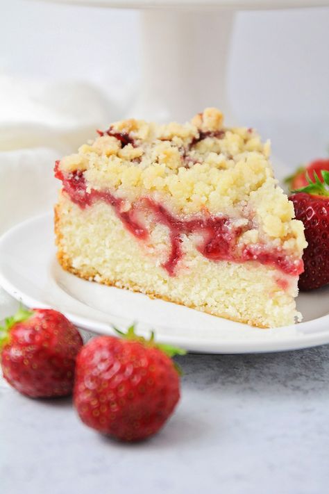 The Baker Upstairs: Strawberry Crumb Cake Strawberry Streusel Cake, Berry Crumb Cake, Strawberry Cookie Cake, Strawberry Crumb Cupcakes, Strawberry Crumble Cake Recipe, Strawberry Crumb Cake Recipe, Strawberry Rhubarb Coffee Cake Recipes, Strawberry Muffins With Crumb Topping, Strawberry Crumble Cake