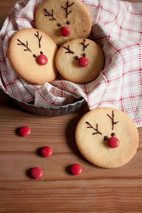 Galleta con forma de reno Christmas Reindeer Cookies, Jul Kaka, Cute Christmas Cookies, Reindeer Cookies, Christmas Tree Cookies, Xmas Cookies, Xmas Food, Christmas Cookies Decorated, Christmas Sugar Cookies