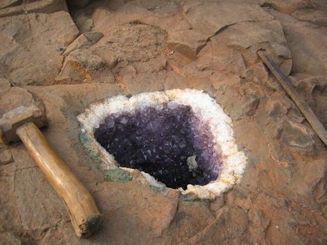 What are geode, and how are they formed? Learn everything you need to know about these natural marvels in our complete guide to geodes. Magical Portal, Geode Rocks, Geology Rocks, Pretty Rocks, Beautiful Rocks, Amethyst Geode, Rock Collection, Mineral Stone, Minerals And Gemstones