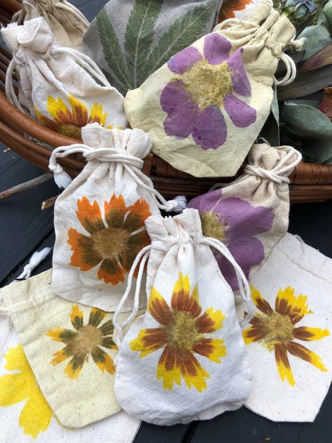 Eco Printing Flowers, Bundle Dyeing, Pounded Flowers, Hammered Flowers, Eco Dyeing Fabric, Colour Palate, Dye Flowers, Creative Thoughts, Different Forms Of Art