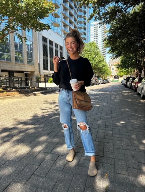 Boston Clogs Outfit, Clog Outfit, Boston Outfits, Dinner Outfit Casual, Birkenstock Outfit, Skandinavian Fashion, Dinner Outfits, Outfit Inspo Fall, Mom Outfits