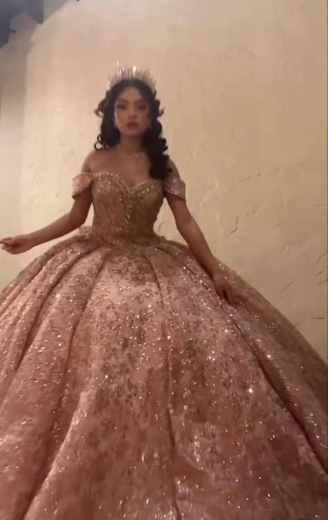 Light Pink Quinceanera Dresses, Rose Gold Quinceanera Dresses, Dresses Emerald Green, Xv Dresses, Quinceanera Themes Dresses, Charro Quinceanera Dresses, Gold Quince, Quinceanera Dresses Gold, Quince Dresses Mexican