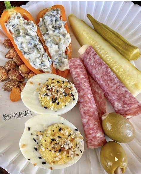 Quick Healthy Lunches On The Go, Healthy Snack Plate Lunch, Lunch Plate Ideas, Tiffany Plate Food, Keto Snack Plate, Healthy Lunch Snacks For Work, Snack Plates For Adults, Easy Late Night Snacks Savory, Lunch Platter Ideas