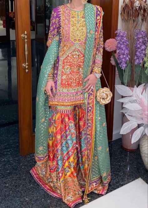 Dolki Outfits Pakistani, Mendhi Clothes Mehndi Outfit, Mehndi Dress Design, Wedding Gharara, Asian Wedding Dress Pakistani, New Mehndi, Pakistani Party Wear Dresses, Sharara Designs, Mehndi Dresses