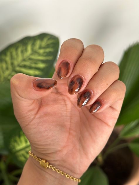 Brown Wavy Nails, Tortoise Shell Nails Square, Short Brown Nails Design, New Year Nails Short, Autumn Gel Nails Short, Nail Inspo Dark, Brown Nail Art Designs, Carey Nails, Brown Marble Nails