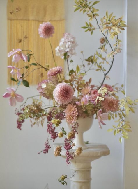 Cottage Core Floral Arrangements, Ethereal Floral Arrangements, Coffee Table Floral Arrangements, Organic Flower Arrangements, Baby Shower Floral Arrangements, Tall Flower Centerpieces, Flower Wedding Ideas, Wildflower Arrangements, Tall Arrangements