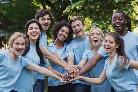 Teach youth the power of kindness with these helpful random acts ideas for families, teachers, camp counselors and youth leaders. Youth Volunteer, Volunteer Activities, Kindness Projects, Kindness Activities, Youth Leader, Happy Stories, Camp Counselor, Internship Program, Summer Program