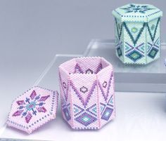 Mint green boxes | Sweet Pea Beadwork Beaded Boxes Pattern Free, Beaded Hexagon, Hexagon Box, Beaded Projects, Seed Bead Crafts, Diy Bead Embroidery, Beadwork Designs, Beading Patterns Free, Beaded Boxes