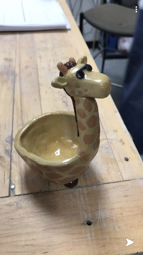 Ceramic Giraffe Pinch Pot Easy Things To Make In Pottery, Pitch Pots Ceramics Ideas, Pitch Pots Ideas, Pinch Project Ceramics, Giraffe Ceramic Sculpture, Cute Pinch Pots Ideas, Textured Pinch Pot Ideas, Organic Pinch Pots, Animal Pottery Pinch Pots