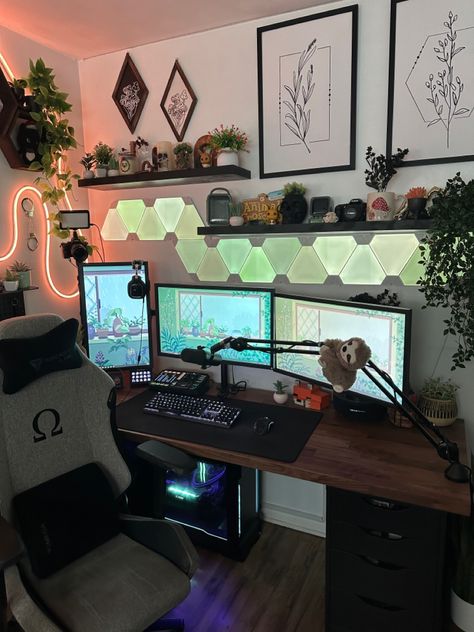 Cute cozy plant gaming setup Small Streaming Room, Cozy Game Room Aesthetic, Gaming Room Setup L Shaped Desk, Game Room Computer, Office And Game Room Ideas, Boho Pc Gaming Setup, Gaming Room Setup Neutral, Sophisticated Gamer Room, Gaming Room Office Combo