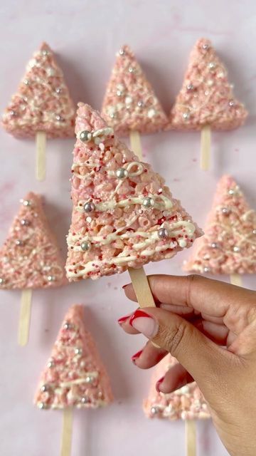 Candy Cane Lane Birthday Party, Easy Birthday Party Desserts, Pink Christmas Baby Shower Cake, Winter Wonderland Pink Baby Shower Ideas, Pink Christmas Snacks, Birthday Ideas For Winter Birthdays, Winter Shower Food, Pink Christmas Food Ideas, Candy Christmas Party